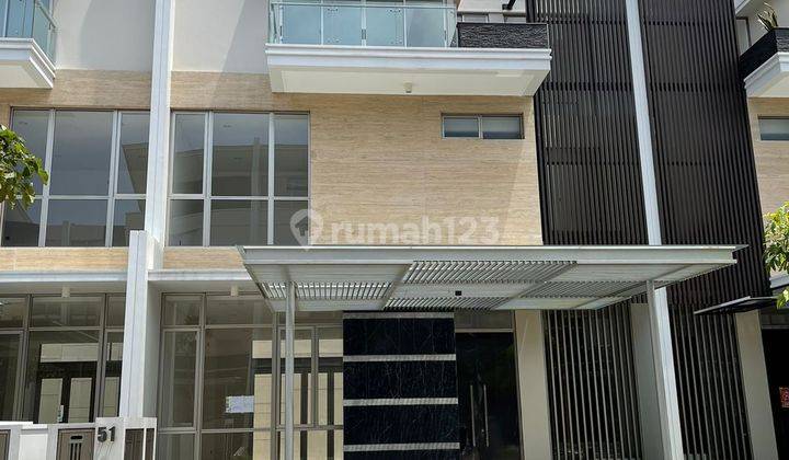 Rumah 3 Lantai Sudah Renovasi Semi Furnished di The Choppin Signature, Jakarta Utara 1