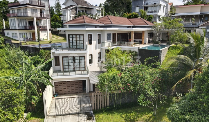 Rumah Dengan Gaya Bali Yang Terlihat Nyaman Sudah Lengkap Dengan Kolam Renang di Sentul city 2