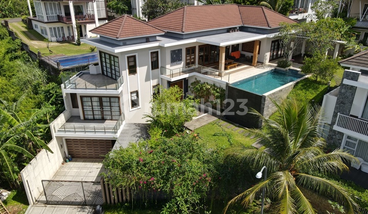 A Bali-Style House That Looks Comfortable, Complete With a Swimming Pool in Sentul City. A Bali-Style House That Looks Comfortable, Complete With a Swimming Pool in Sentul City.