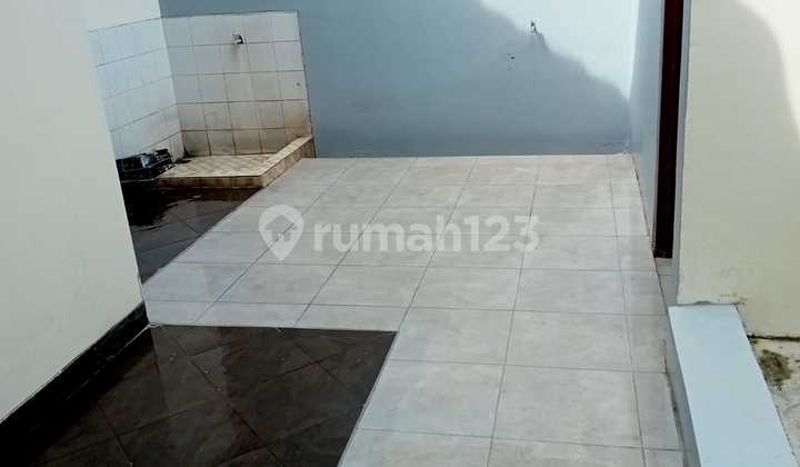 Minimalist House Near the City Center Close to the Toll Gate Exit 2