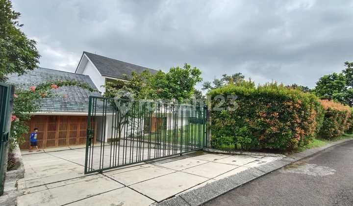 Rumah Villa Halaman Luas Posisi Hook Belakang Green Area