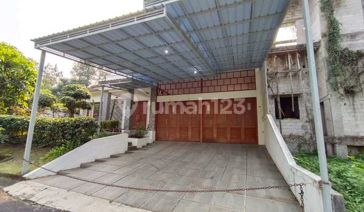 Rumah depan taman lingkungan asri semi furnish