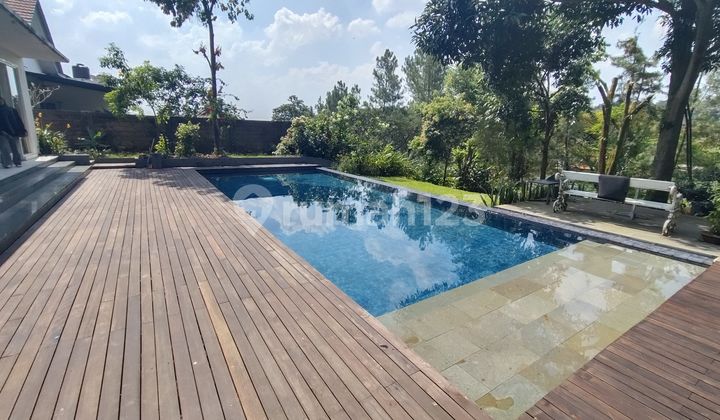 Rumah Mewah Depan Taman, Belakang Langsung Golf