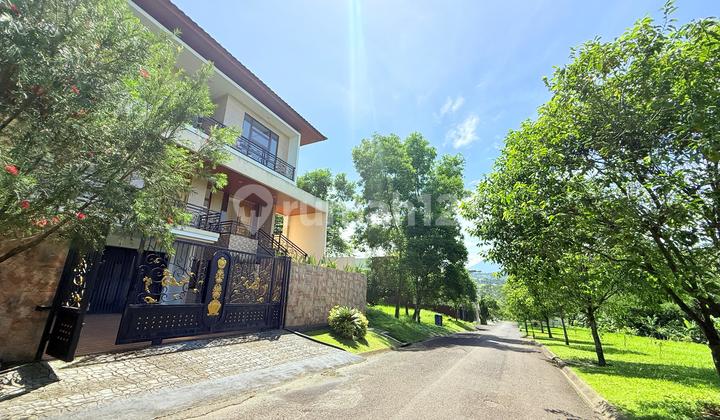 Luxurious 3-Story House in Front of Green Area 7 Minutes from Toll Exit 2