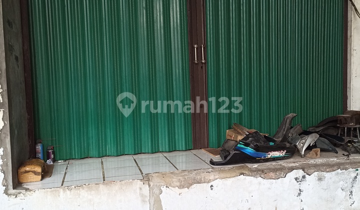Disewakan rumah 2 lantai,strategis, bisa utk usaha dagang & tinggal, model ruko, murah, nego 1