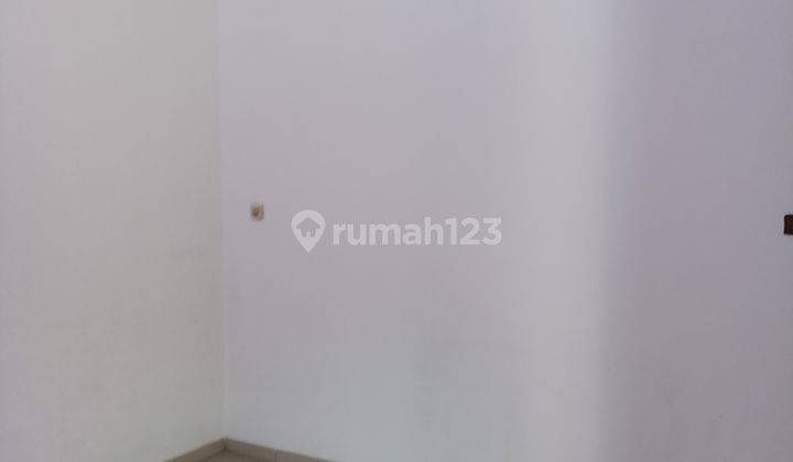 Rumah 2,5 Lantai Siap Huni, Bersih, Murah, Shm, Hadap Selatan, Nego 2