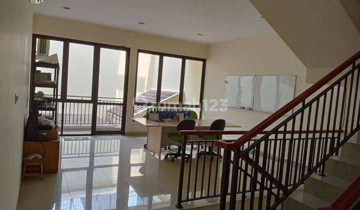 Rumah 3 Lantai di Jalan Gajah Mada,ukuran Lt  5x33,baru,siap huni,bagus, murah, SHM, nego 2