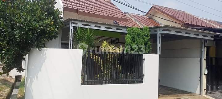 Neat and Ready-to-Occupy House in Simprug Poris Cipondoh Housing Estate