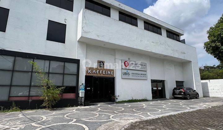 Dijual Kantor Besar Lokasi Strategis di Daerah Polonia 1