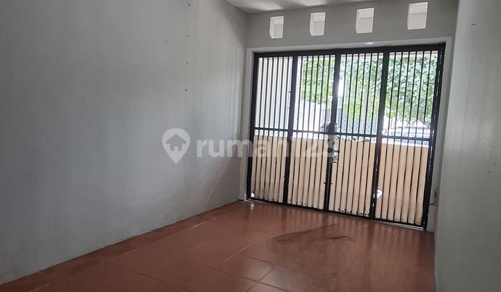 2-Story House Ready to Live in Strategic Location Near Public Transportation Access 2