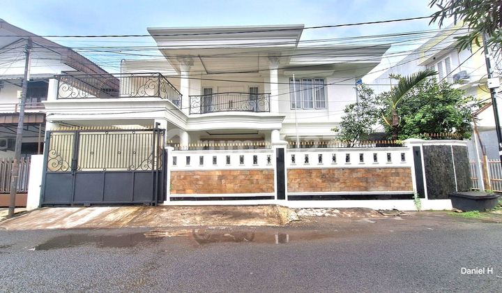 Nice Well-Maintained House Quiet and Strategic Location with Wide Road Access. 1