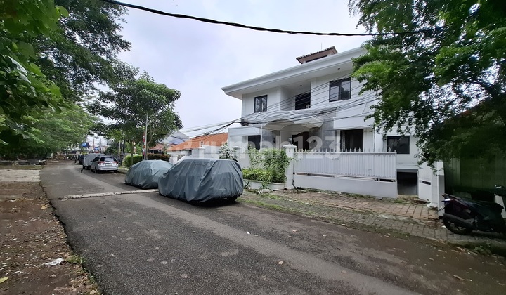 Rumah 2 Lantai + Basement Siap Huni Bisa Untuk 4 Keluarga 