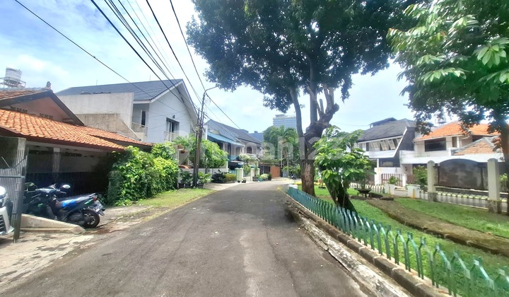 Rumah Lama Jl. Mendawai 4 Akses Jalan Lebar Menghadap Taman 2