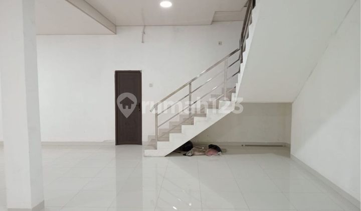 For Rent: Strategic Shop House Located at Pasir Gombong Intersection, in Front of Pratama Material Store. 2