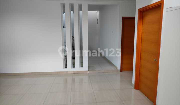 Rumah, 2 Lantai di Cluster Taman Piccadilly Cikarang 2