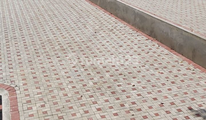 For quick sale: factory/warehouse in a strategic location with highway access.