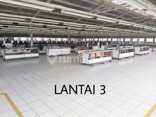 For quick sale: factory/warehouse in a strategic location with highway access.