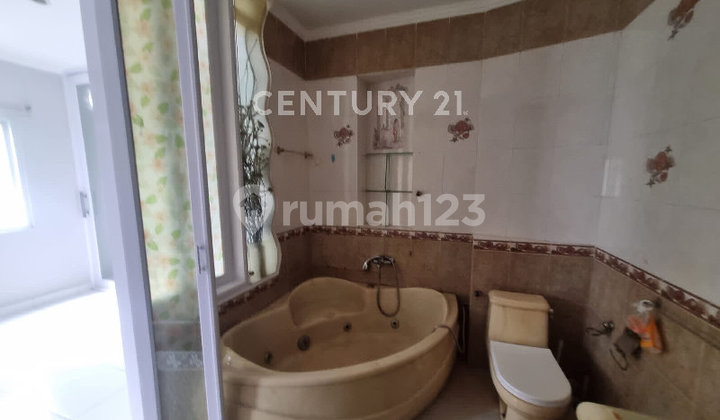 3-Story House Inside Kelapa Gading Cluster, North Jakarta 2