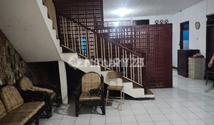 Rumah Lama di Jatinegara Jakarta Timur Fasad Lebar 2