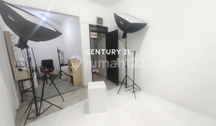 Elite Complex House in Cempaka Putih, Central Jakarta 2