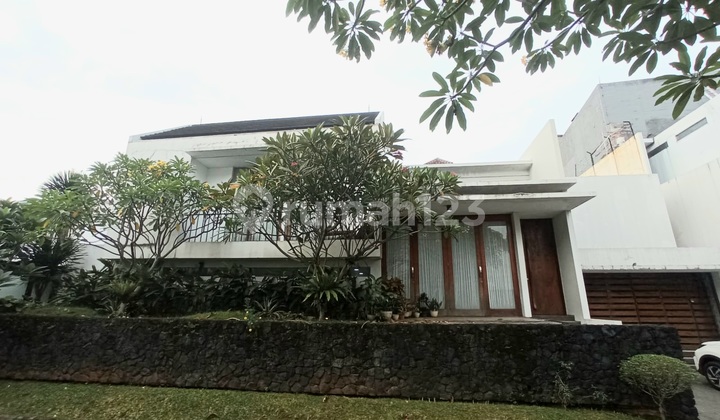 Rumah Mewah Semifurnished Dengan Swimming Pool Di Kemang 
