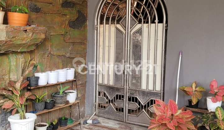 Spacious House with 2-Car Road Access in Johar Baru, Central Jakarta 2