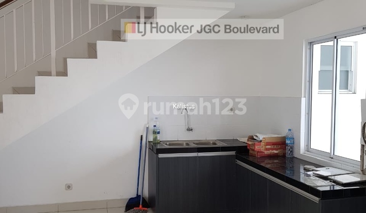 Elite House in East Jakarta Negotiable Until Deal Near Mall, School, Place of Worship Ready to Occupancy SHM