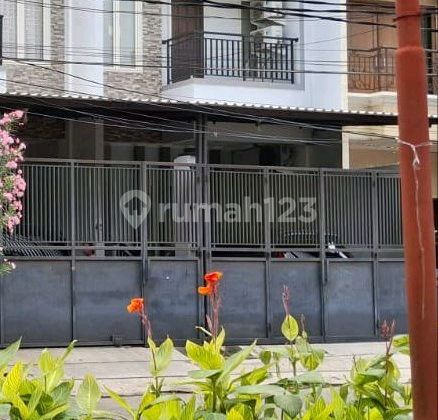 Rumah Bagus 3 Lantai Di Jelambar.