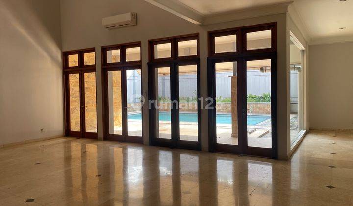 Rumah Mewah Dengan Kolam Renang di Senayan Jakarta Selatan 8