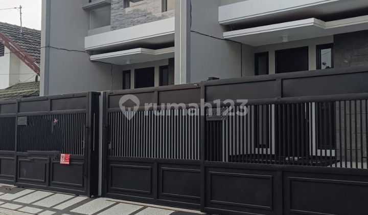 Rumah Baru 2 Lantai Modern Dekat Raya Merr