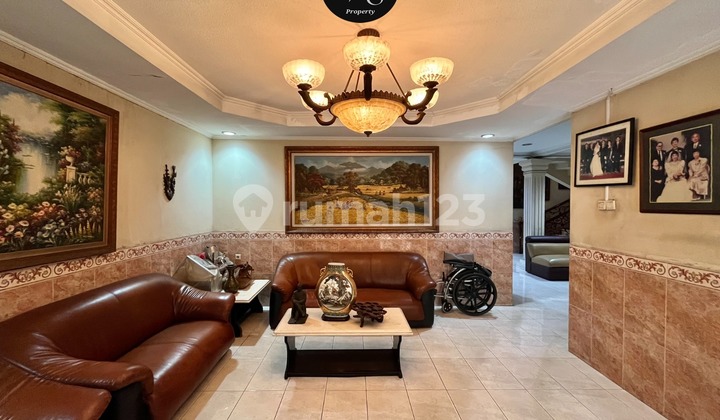 QUICK SALE HOUSE IN KEBAYORAN LAMA, SERENE AND VERY COMFORTABLE HOUSE, LAND AREA 452, BUILDING AREA 430, 6 BEDROOMS, FULLY FURNISHED, ONLY 25M