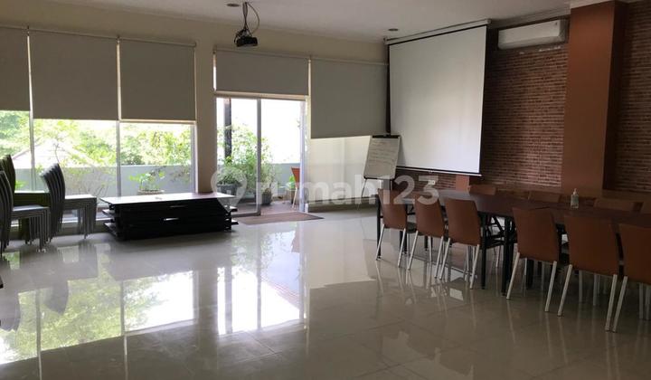 Luxury House in Menteng. Land Area 427 / Building Area 500. 3 Floors. Class C. Price 27M.