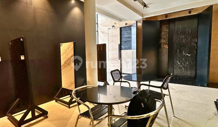 COMMERCIAL BUILDING @KEBAYORAN BARU LT 146/ LB 409 / 4 Floors / PRICE 17B, suitable for corporate offices, clinics, showrooms, or business centers.