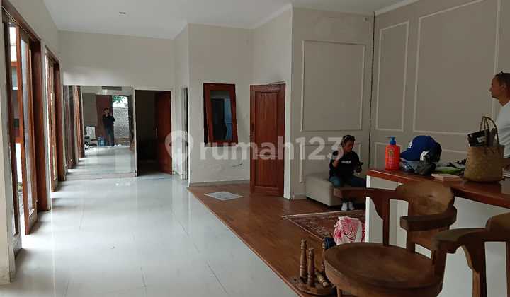 For Rent: Cheap House in Kerobokan. Land Area 145m2. Price 100 Million Per Year