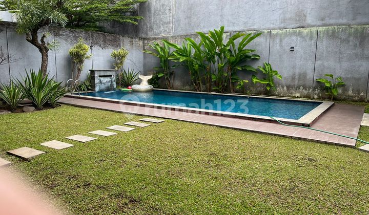 For Sale Comfortable House with Swimming Pool in Tatar Larangtapa KBP, Baru Parahyangan City. 2