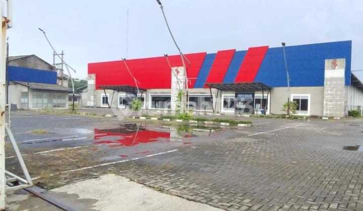 Showroom Interior in Cengkareng, West Jakarta, Strategic Location Showroom Interior in Cengkareng, West Jakarta, Strategic Location