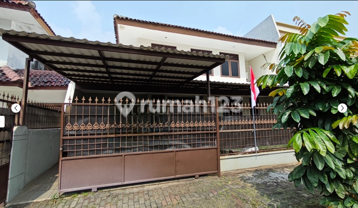For rent semi furnished classic teak style house at Pulau Puteri Modernland.