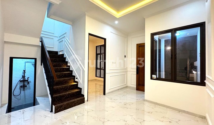RUMAH 2 LANTAI SIAP HUNI LOKASI STRATEGIS