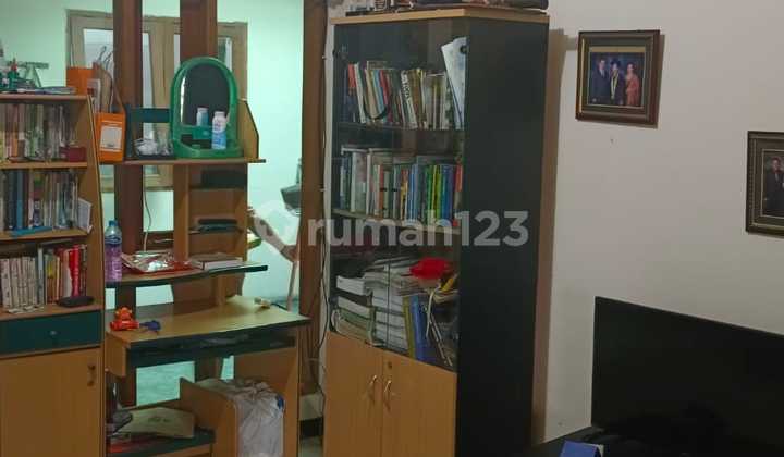 Rumah Terawat 2 Lantai di Sayap Antapani Bandung