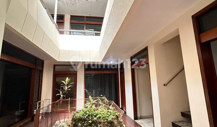 Spacious House Suitable for Living or Business in Riau Sayap 2