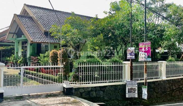 Rumah Asri Dengan Kebun Luas di Sayap Tubagus Ismail 1