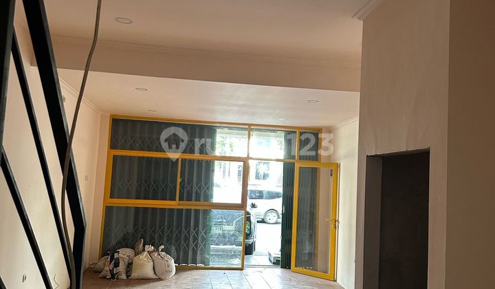 Ruko Pinggir Jalan Raya Mampang Prapatan Sudah Renov, Jakarta Selatan