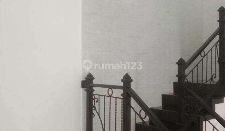 Rumah mewah baru di bangun 2 lantai dalam komplek Kawaluyaan 6