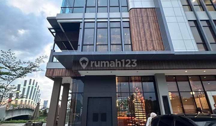 Ruko 2 Fasad Hadap Jalan Utama di Boulevard Summarecon 1