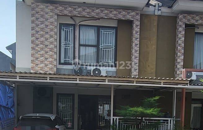 tampak depan rumah 2 lantai di premier