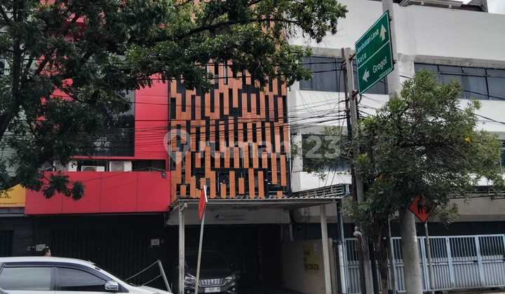 Ruko dengan design kantor minimalis, berlokasi di Jalan Raya Biak Cideng Jakarta Pusat Ruko dengan design kantor minimalis, berlokasi di Jalan Raya Biak Cideng Jakarta Pusat