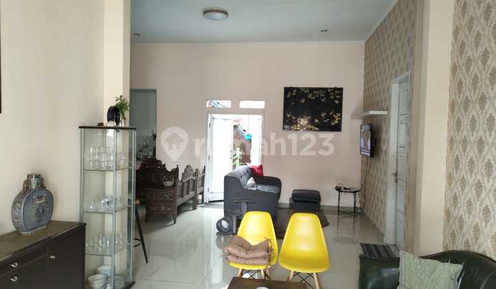 ruang keluarga rumah dan tempat usaha di