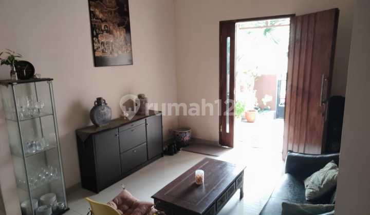 ruang keluarga rumah dan tempat usaha di