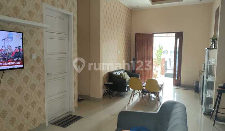 ruang keluarga rumah dan tempat usaha di