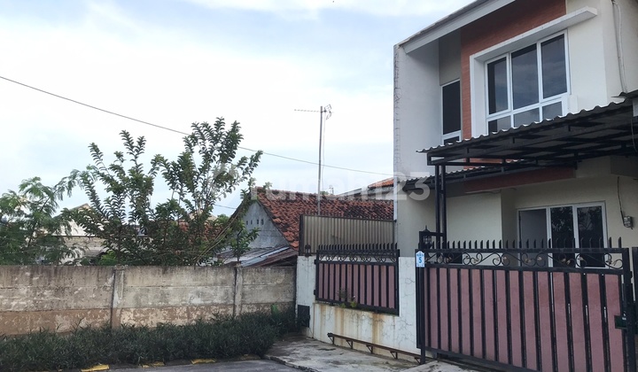 tampak depan rumah 2 lantai di villa